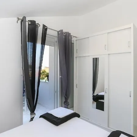 In Tribunj With Sea View, Balcony, Air Conditioning, Wifi 4953-4 アパート *
